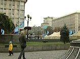 Главный майдан - площадь Незалежности - контролируется Партией регионов Виктора Януковича. Сейчас площадь похожа на гигантский рынок: она вся заполнена матерчатыми торговыми палатками синего цвета