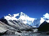 По меньшей мере один альпинист погиб и более 100 человек, среди которых есть четверо российских граждан, пропали в высокогорном районе Гималаев на севере Индии