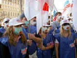 Группа молодежи со знаменами движения "Молодая гвардия" пикетирует во воскресенье здание концертного зала "Измайлово", где должен состояться федеральный съезд коалиции "Другая Россия"