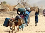 Одновременно рост нестабильности и беззакония мешает проведению гуманитарных операций в Дарфуре. Эн Сиро, как и многие другие деревни, отрезана от поставок пищи и медикаментов. Сотрудники организаций, предоставляющих помощь населению, лишь изредка добираю