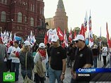 В центре Москвы на Манежной площади проходит массовый митинг прокремлевских молодежных движений