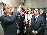 Премьер Зубков пошел в народ, раздавая конфеты, лекарства и обязательства Премьер Зубков пошел в народ, раздавая конфеты, лекарства и обязательства