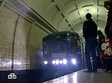 Двое мужчин упали на рельсы в московском метро Двое мужчин упали на рельсы в московском метро