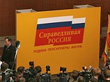 Кроме того, "Справедливая Россия", если верить опросам, теряет больше всех голосов в противостоянии с "партией Путина" - которой и стала ЕР.   
