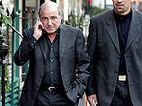Борис Березовский смог лично вручить Роману Абрамовичу повестку в суд Борис Березовский смог лично вручить Роману Абрамовичу повестку в суд