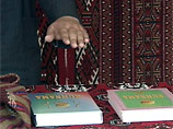 В Туркмении 9 тыс. помилованных поклялись на Коране и "Рухнаме" не нарушать закон