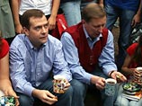 Вторым по вероятности (20%) является вариант, когда президентом станет один из прежних кандидатов в преемники (первые вице-премьеры Дмитрий Медведев или Сергей Иванов)