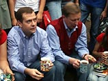 Вторым по вероятности (20%) является вариант, когда президентом станет один из прежних кандидатов в преемники (первые вице-премьеры Дмитрий Медведев или Сергей Иванов) Вторым по вероятности (20%) является вариант, когда президентом станет один из прежних кандидатов в преемники (первые вице-премьеры Дмитрий Медведев или Сергей Иванов)