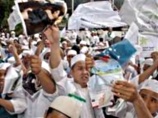 Толпа мусульман-радикалов в Индонезии атаковала бары и отели "за осквернение святости Рамадана"