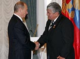 Президент России Владимир Путин вручил во вторник читинскому чабану Бабу-Доржо Михайлову звезду Героя России, которой он удостоил его за героизм и самоотверженность при спасении отары овец Президент России Владимир Путин вручил во вторник читинскому чабану Бабу-Доржо Михайлову звезду Героя России, которой он удостоил его за героизм и самоотверженность при спасении отары овец