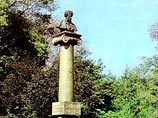 Жители Кишинева требуют убрать бюст Пушкина из центра города: поэт оскорбил их стихами Жители Кишинева требуют убрать бюст Пушкина из центра города: поэт оскорбил их стихами