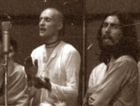 Джордж Харрисон (на фото - с Сэмом Спирстрой) записал в современной аранжировке древнюю молитву "Харе Кришна", которая разошлась миллионными тиражами