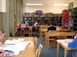 Немецкий библиотекарь собрала коллекцию забытых в книгах вещей: цветы, ложки, елочные игрушки и шарикоподшипник Немецкий библиотекарь собрала коллекцию забытых в книгах вещей: цветы, ложки, елочные игрушки и шарикоподшипник