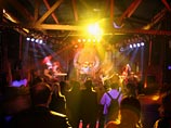 Во время выступления рок-группы из Швеции Blecterxead в присутствии 300 зрителей неизвестный бросил на сцену матерчатую сумку, из которой шел дым", - сказал источник