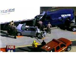 Как минимум, три человека погибли и не менее 16 получили ранения различной степени тяжести в результате серьезной автомобильной аварии, происшедшей на 14-й дороге недалеко от Лос-Анджелеса, штат Калифорния