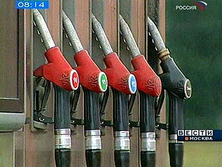 Оптовые цены на дизельное топливо в Москве поднялись до рекордных 18,4 тысячи за тонну, похожая ситуация и с бензином марок 92 и 95
