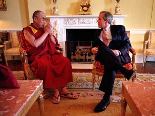 Накануне вручения награды Джордж Буш в четвертый раз провел неофициальную встречу с Далай-ламой