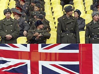 В Москве, несмотря на принятые беспрецедентные меры безопасности, продолжаются нападения на британских болельщиков, прибывших в российскую столицу по случаю отборочного матча ЕВРО-2008