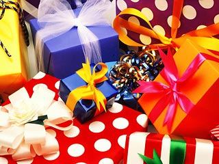 Среднестатистический американец в этом году хочет потратить 909 долларов на подарки к Рождеству и Новому году