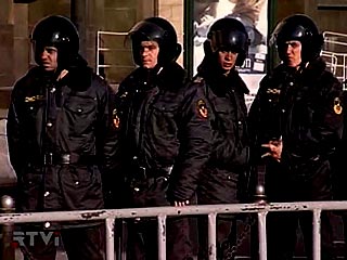 В центре Москвы сотрудники милиции пресекли несколько попыток организовать стычки между российскими и английскими болельщиками
