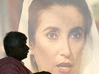 В Пакистан из изгнания возвращается экс-премьер Бхутто. Принимаются повышенные меры безопасности