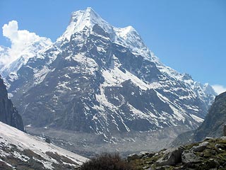Спасатели продолжают поиски трех российских туристов в Гималаях: двое из них в тяжелом состоянии