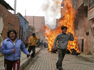 В Боливии жители трущоб города Эль-Альто громят бары и бордели. По мнению погромщиков, тем самым они спасают детей и мужчин от алкоголизма