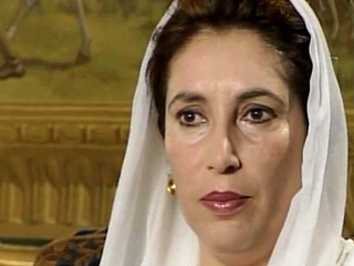 Беназир Бхутто вернулась в Пакистан из 8-летнего зарубежного изгнания