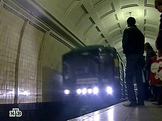 На станции "Аэропорт" московского метро под поезд попала девушка