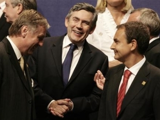 Лидерам ЕС не удалось достичь согласия по спорным вопросам и одобрить базовый договор Евросоюза на первом заседании двухдневного саммита, который открылся в четверг в столице Португалии