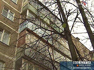 В Московской области 26-летняя женщина, имя которой в интересах следствия не разглашается, выбросила своего новорожденного ребенка из окна квартиры на втором этаже