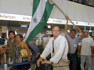 Крупнейший в Боливии аэропорт в городе Санта-Крус-де-ла-Сьерра был захвачен в пятницу толпой демонстрантов, противников левого президента страны Эво Моралеса