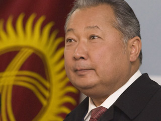 В Киргизии на референдуме принята новая редакция Конституции, предложенная президентом Курманбеком Бакиевым