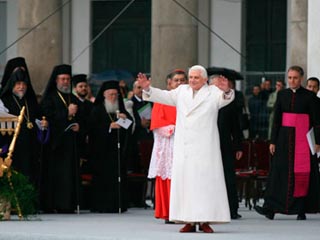 Форум открыл Папа Римский Бенедикт XVI, специально прибывший для этого в Неаполь