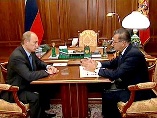 Обращаясь к премьер-министру Виктору Зубкову, Путин попросил рассказать о мерах, которые примет правительство по выполнению этих поручений