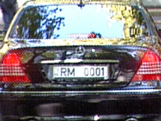 автомобиль Mercedes с номерным знаком RM 0001, в котором находился только водитель, управлявший машиной в нерабочее время, на большой скорости столкнулся с машиной Scoda Fabia