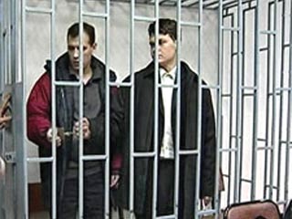 Офицеров внутренних войск МВД Евгения Худякова и Сергея Аракчеева обвиняют в похищении и незаконном удержании человека, а также убийстве трех сотрудников строительной фирмы, которые возводили военный объект федеральных сил в Чечне