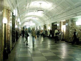 В московском метро на рельсы под проходящий поезд упал мужчина