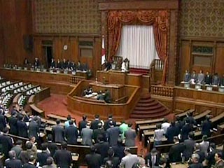 Японский парламент приступил во вторник к обсуждению предложенного правительством законопроекта о продлении миссии военно-морских сил страны в Индийском океане