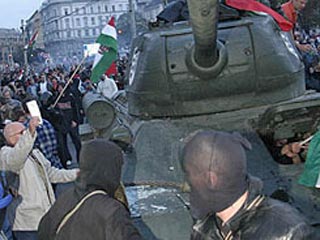 Венгрия после ночи хаоса отмечает годовщину восстания против советской власти