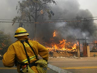 В тушении масштабных лесных пожаров на юге американского штата Калифорния принимают участие 7 тысяч человек, в том числе 2,3 тысячи заключенных, отбывающих наказание в калифорнийских исправительных учреждениях