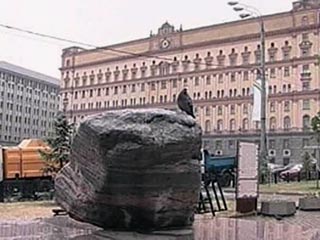 Российские правозащитники помянут у Соловецкого камня в Москве жертв сталинских репрессий