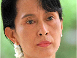 Аун Сан Су Чжи, которая возглавляет демократическую оппозицию Мьянмы, в четверг впервые за последние три года покинула свой дом в Рангуне