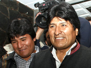 В Боливии вышел фильм режиссера Тончи Антесаны "Эво из народа", который повествует о жизненном пути президента Моралеса (на фото справа)