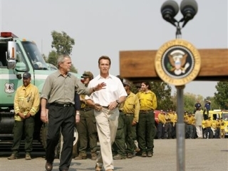 Буша сопровождал губернатор Калифорнии Арнольд Шварценеггер. "У нас здесь очень большие проблемы, но верьте, лучший день придет", сказал глава администрации нескольким сотням пожарных и местных жителей