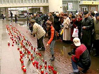 Траурный митинг, посвященный пятой годовщине трагических событий на Дубровке, проходит утром в пятницу на площади у театрального центра