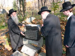 Побывавшие в Каунасе раввины из США и Израиля были потрясены тем, что увидели на старом городском еврейском кладбище в Каунасе