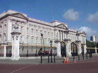 В Лондоне представители Букингемского дворца отказались подтвердить газетное сообщение о том, что один из членов королевской семьи стал объектом попытки шантажа