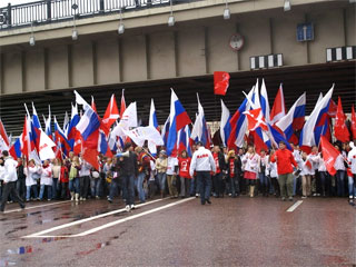 Около полутора тысяч активистов движения "Наши" из города Иваново приехали в Москву для участия в патриотической игре