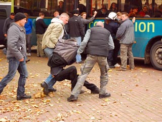 В голландском Арнеме полиция арестовала более ста антифашистов
